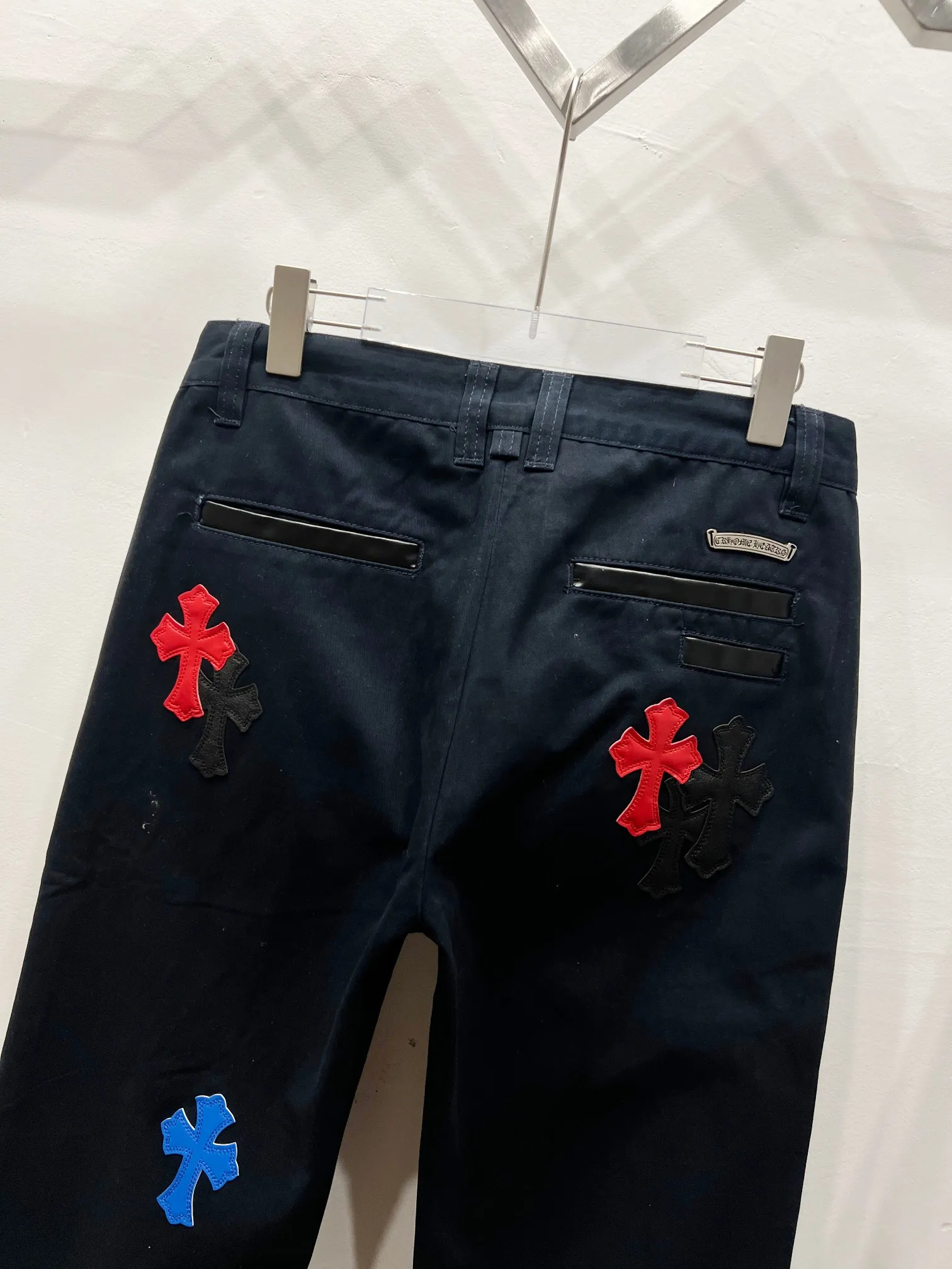 P260 Style No.: (c033) ChromeHearts & ChromeHearts Black Basket Casual Pants Jeans Original hardware accessories washed and other elevators, QR code analysis is from the original factory, high degree of restoration, you are welcome to compare the products~ Three-dimensional version Loose and comfortable, not picky about the figure Make you taller and slimmer Factory Seiko Original quality control Same style for men and women Can be matched with couples Versatile recommendation Necessary jeans for all seasons Hipsters have been disappointed From the quality selection of fabrics, the tailoring of details, and the matching of patterns, everything is impeccable! The upper body is so handsome when worn...it can be easily worn by men, women and children! The craftsmanship is made of heavy-duty washed pure cotton denim fabric. After washing, it is soft and thick. It is very stylish when worn on the body. Size: 28, 30, 32, 34, 36 (S-XXL) Color: Navy Blue